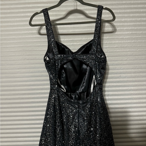 Euc platnuim beaded formal gown 4 - Picture 4 of 8